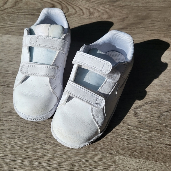 Toddler white nike velcro sneakers - Picture 4 of 4